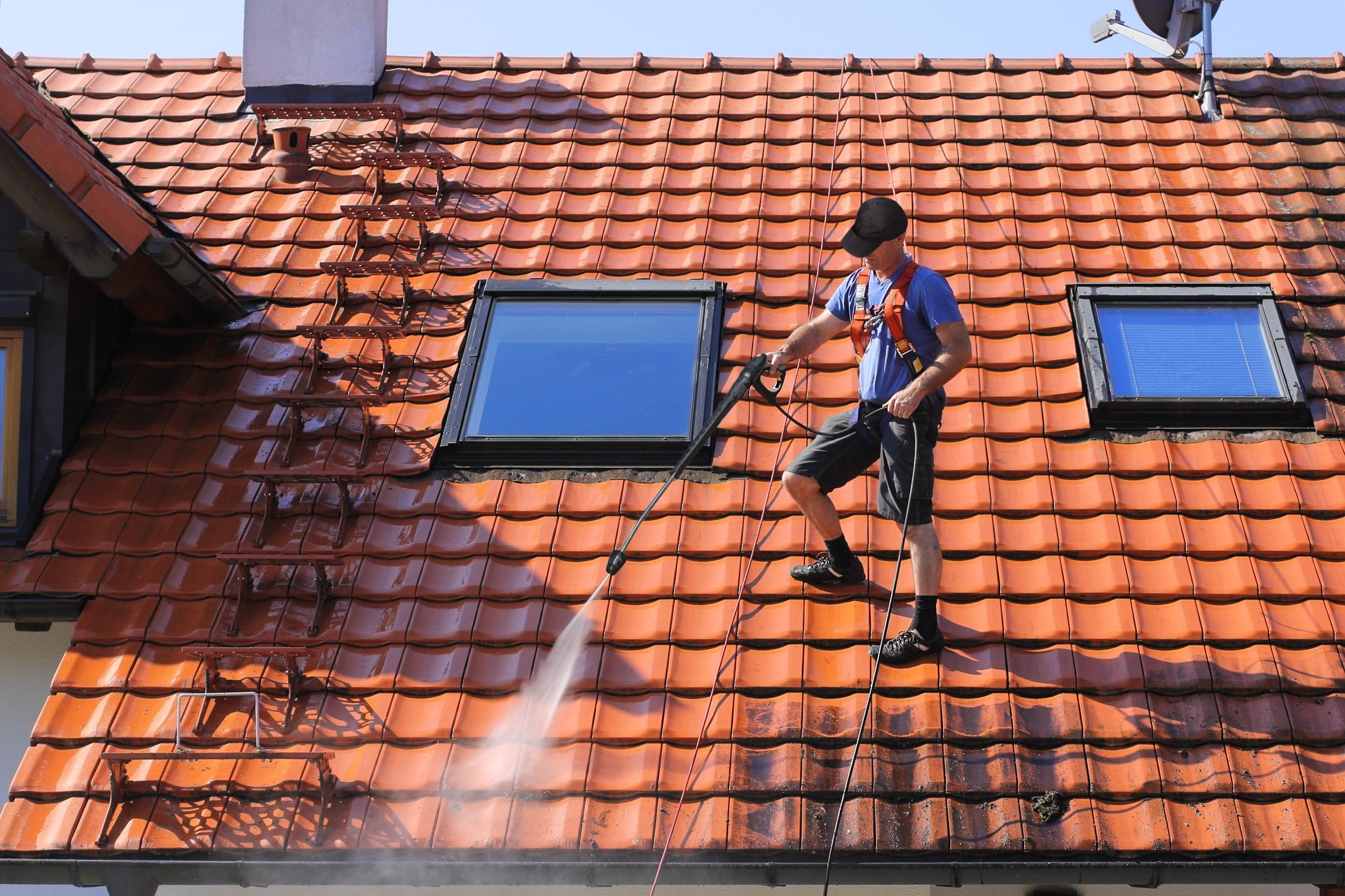 Roof cleaning with high pressure